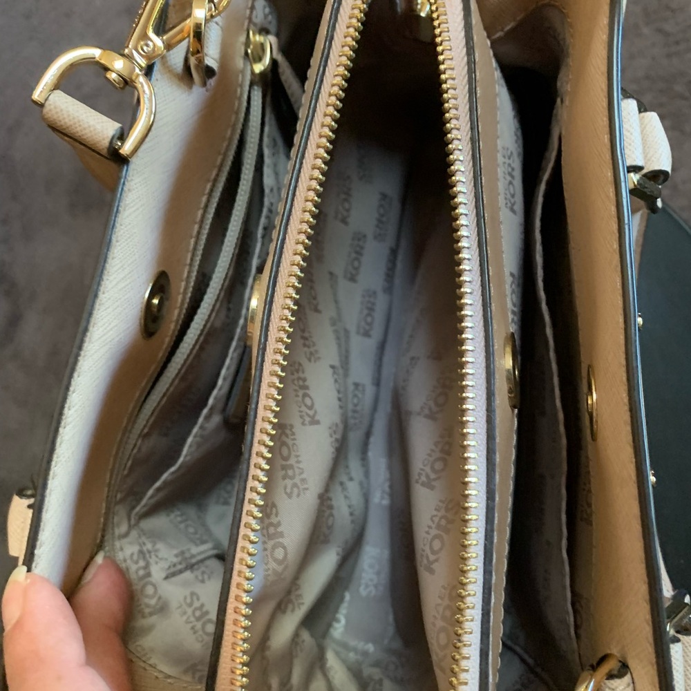 Michael Kors small bag/crossbody. - Picture 5 of 12